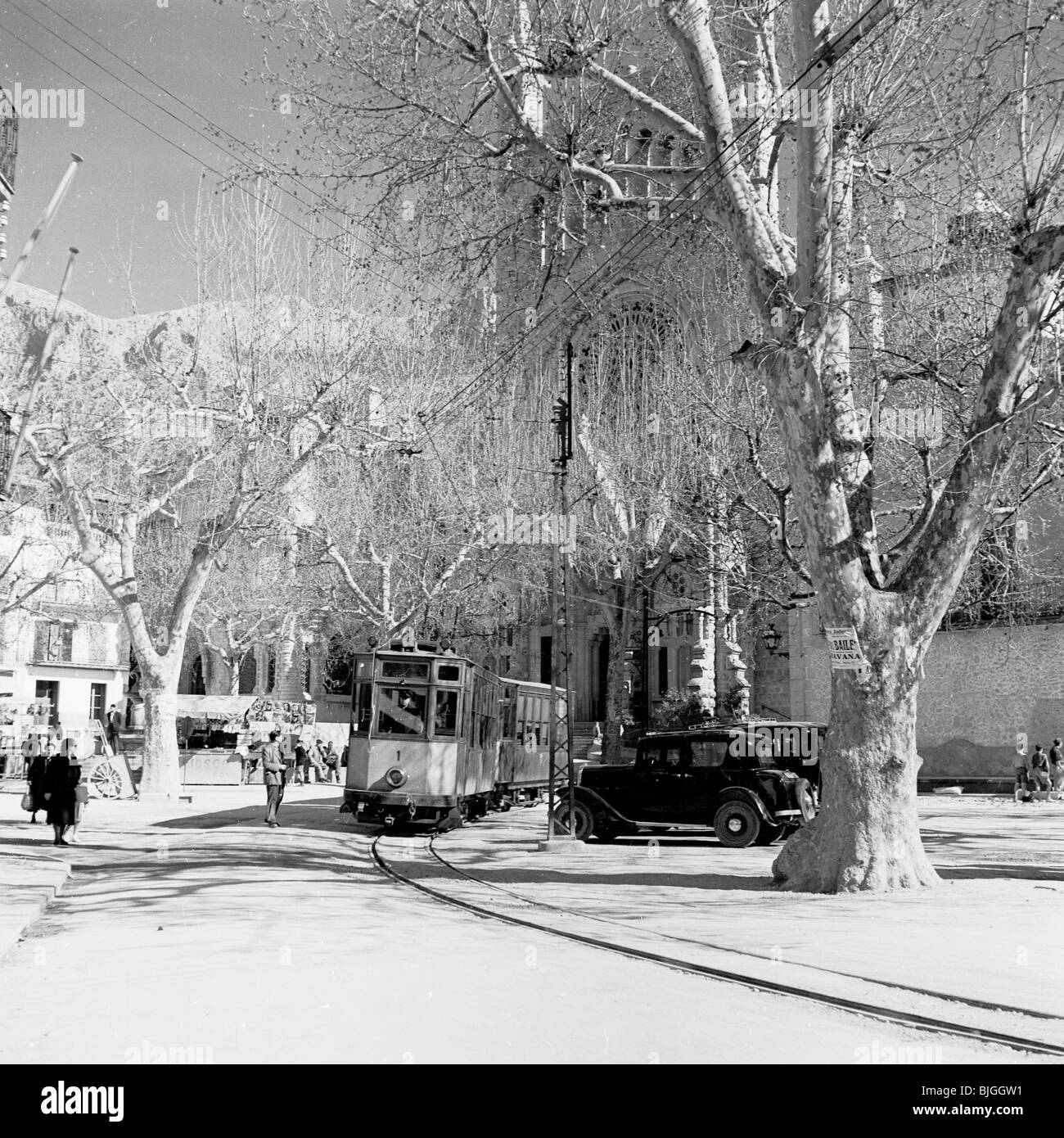 Straßenbahn zieht in eine spanische Stadt in den 1950er Jahren in diesem historischen Bild von J Allan Cash. Stockfoto