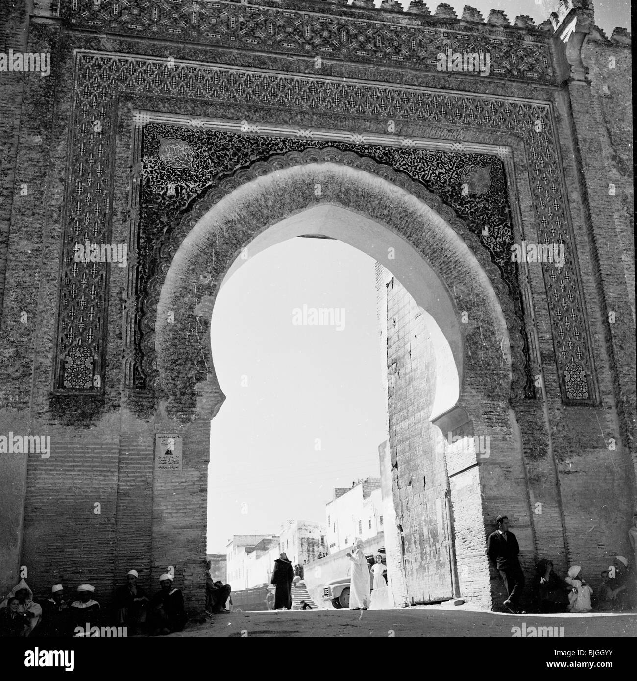 der 1950er Jahre in dieses Geschichtsbild durch J Allan Cash sehen wir eine riesige dekorative Torbogen oder Eingang in eine Stadt, Marokko. Stockfoto