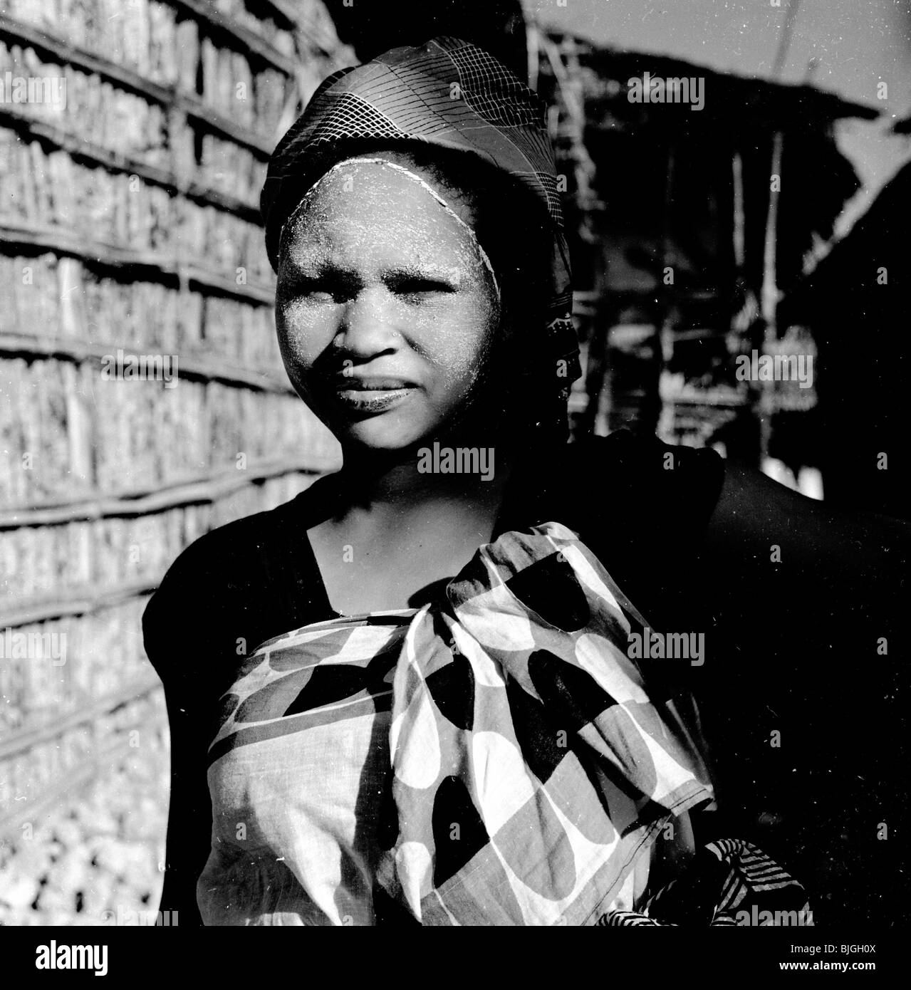 Afrika, 1950er Jahre. Foto von J Allan Cash einer Frau aus Mosambik, Afrika, zeigt das Make-up im Gesicht. Stockfoto