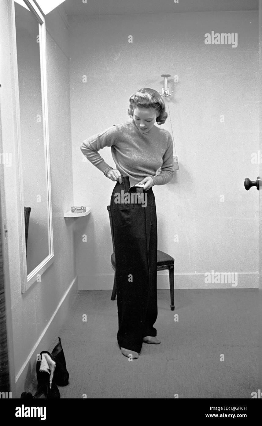 Während des Krieges Mode. Historisches Bild von J Allan Cash, zeigt eine Frau, die versucht ein paar Hosen, Harrods, London, 1942. Stockfoto