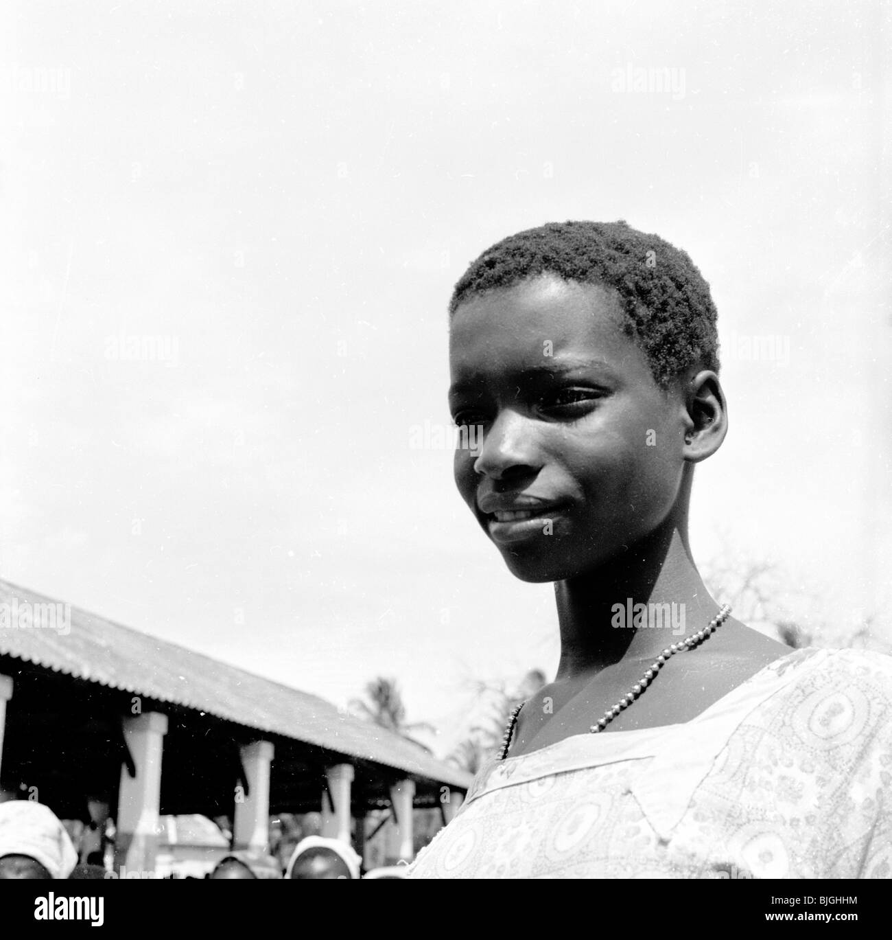 Afrika, 1950er Jahre. Foto von J Allan Cash einer jungen Frau aus Mosambik. Stockfoto