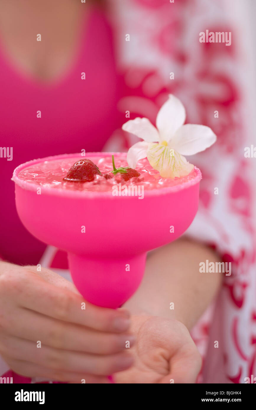 Frau Holding sommerliche Erdbeer Drink- Stockfoto