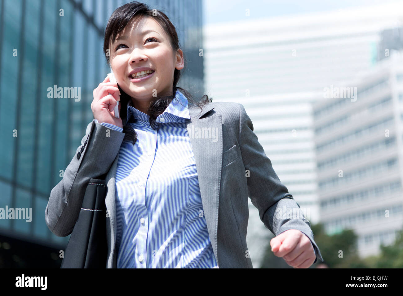 Geschäftsfrau Gespräch am Handy in der Straße Stockfoto