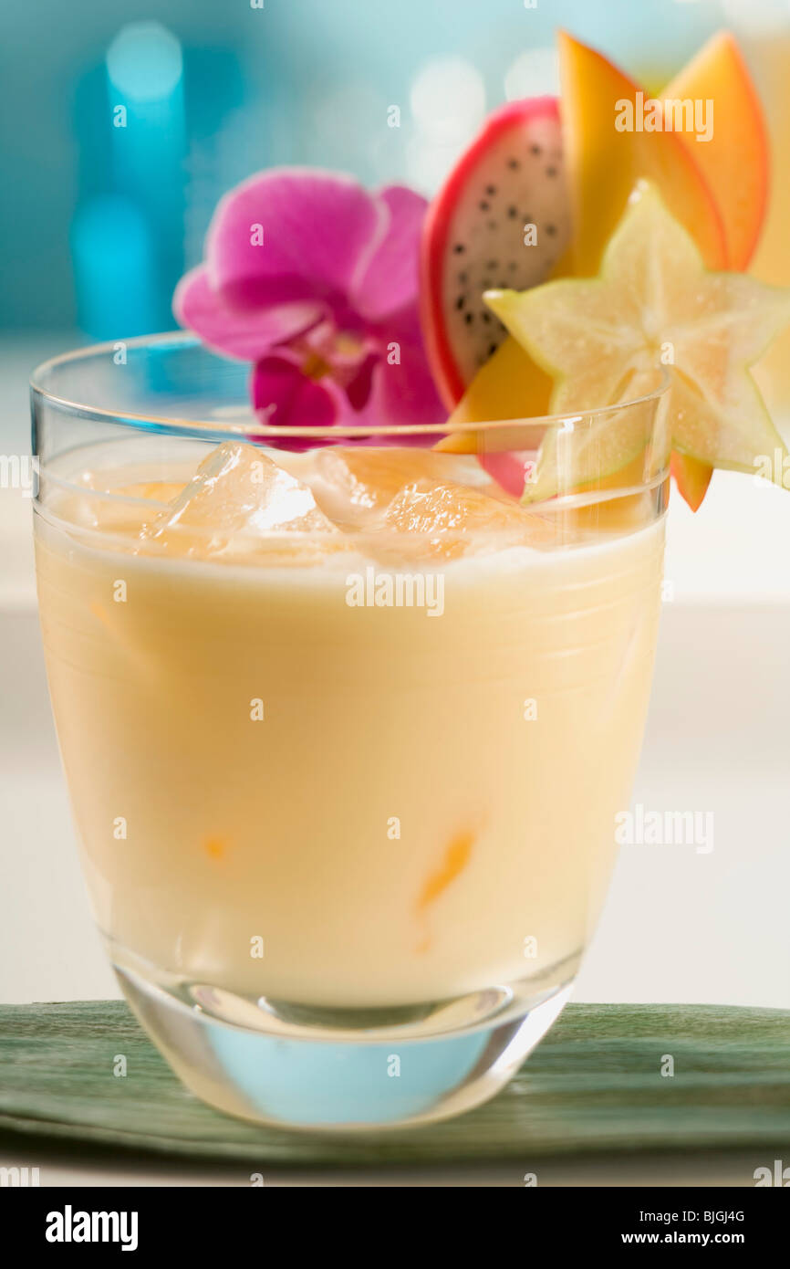 Mango Lassi mit frischem Obst- Stockfoto