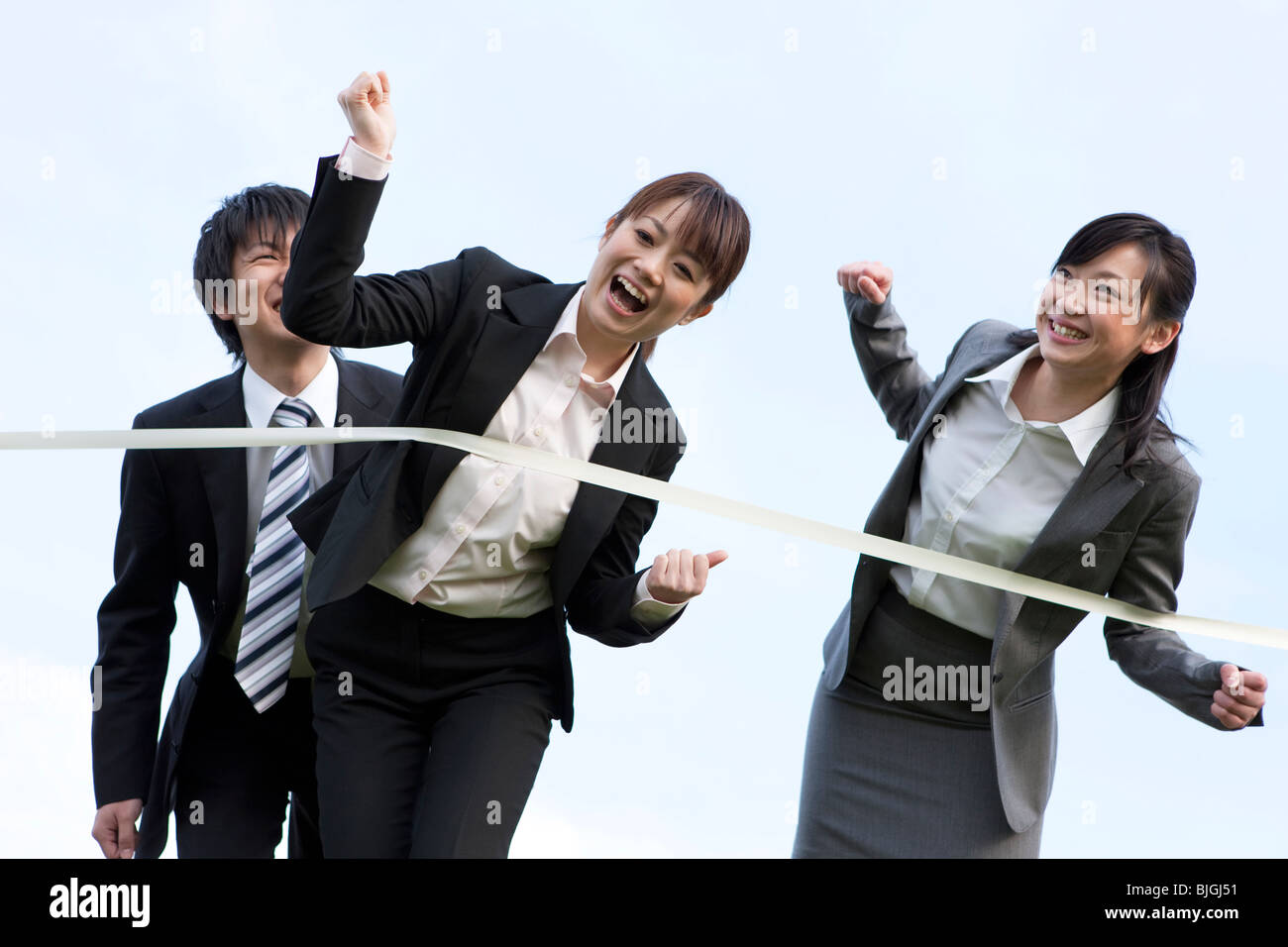 Unternehmer und Unternehmerinnen Überschreiten der Ziellinie Stockfoto