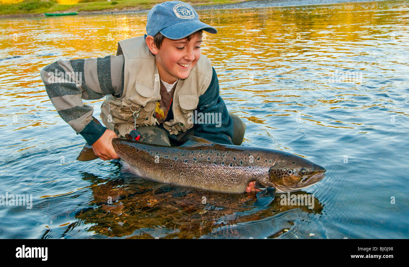 NEW BRUNSWICK Teenager Fischer Freigabe Atlantischen Lachs auf die berühmte Miramichi River Stockfoto