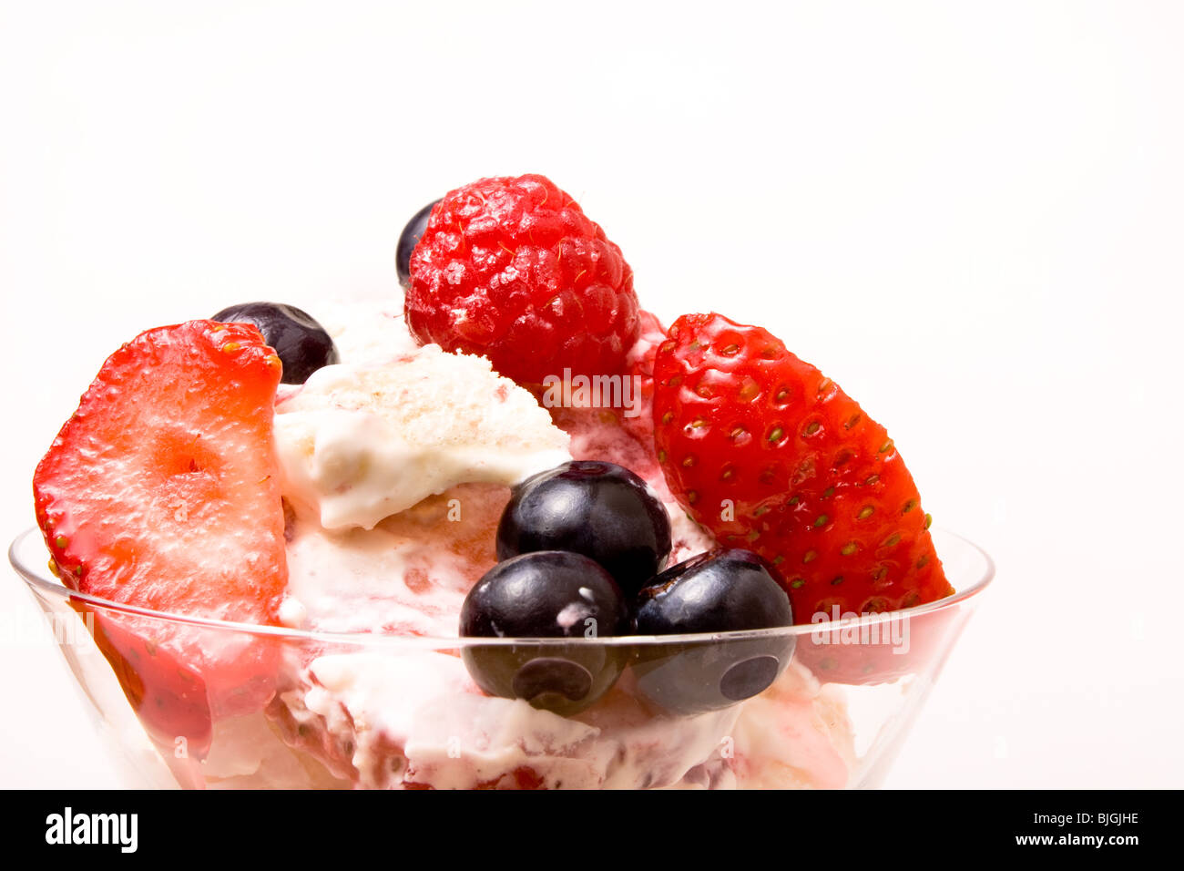 Eton Chaos ein traditionelles Englisch Sommer Dessert aus gebrochen Baiser, Sahne und Früchten im Sommer. Stockfoto