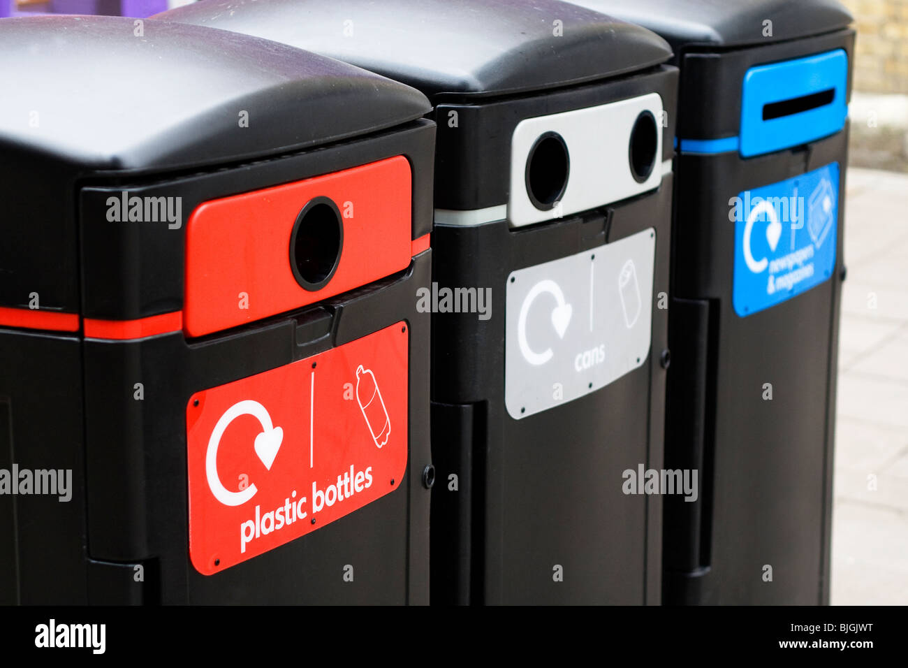 Eine Reihe von recycling-Behälter in der Innenstadt Stockfoto