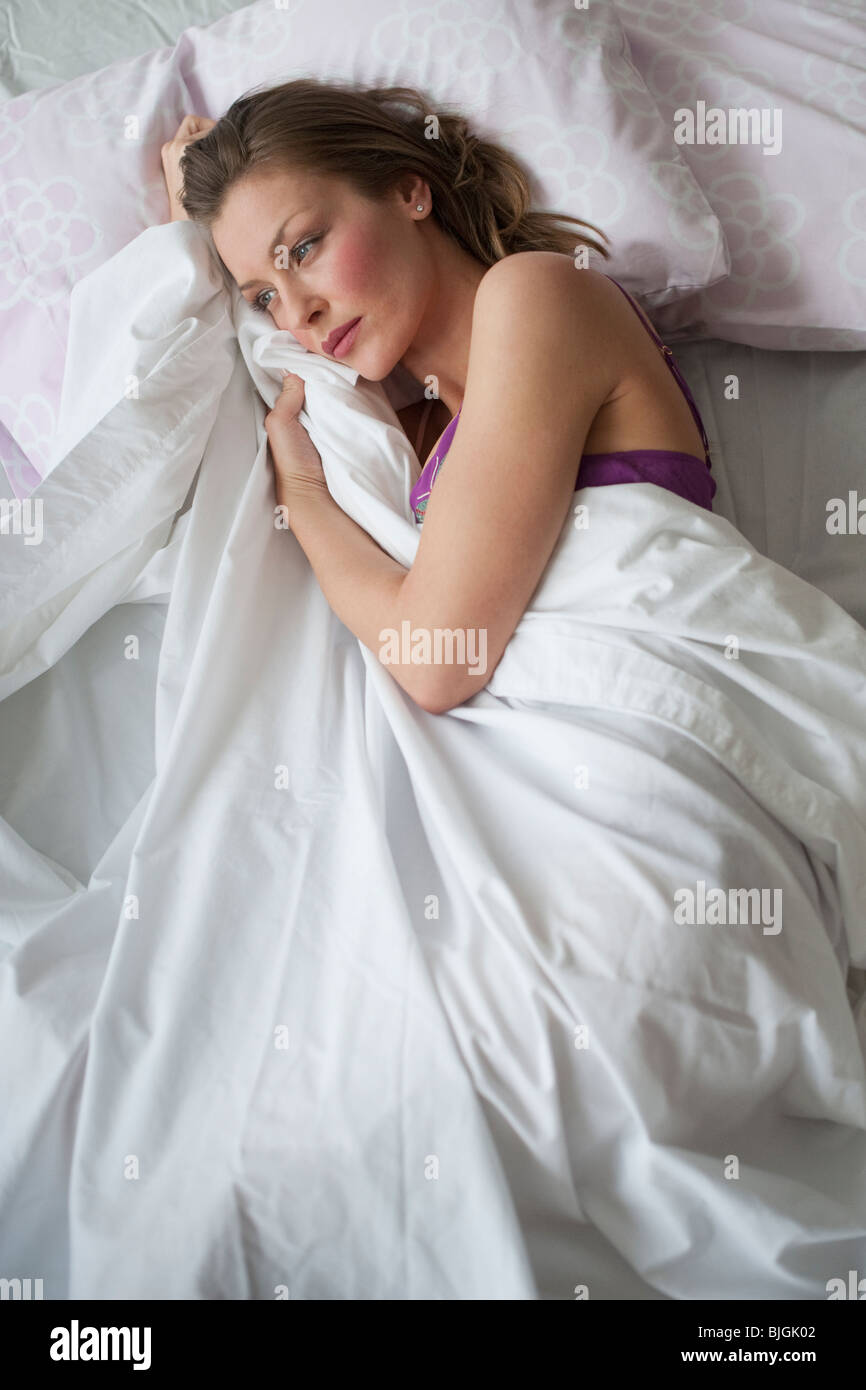 Frau im Bett Stockfoto