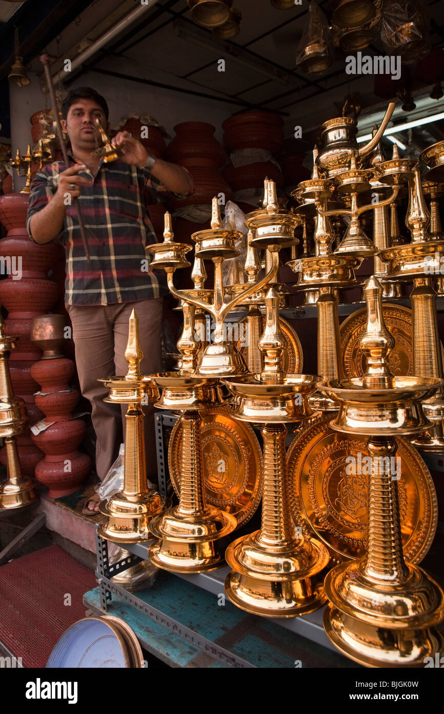 Indien, Kerala, Calicut, Kozhikode, Palayam Road, Kupfer-Basar, Mann im Verkauf Tempel Messinglampen-shop Stockfoto