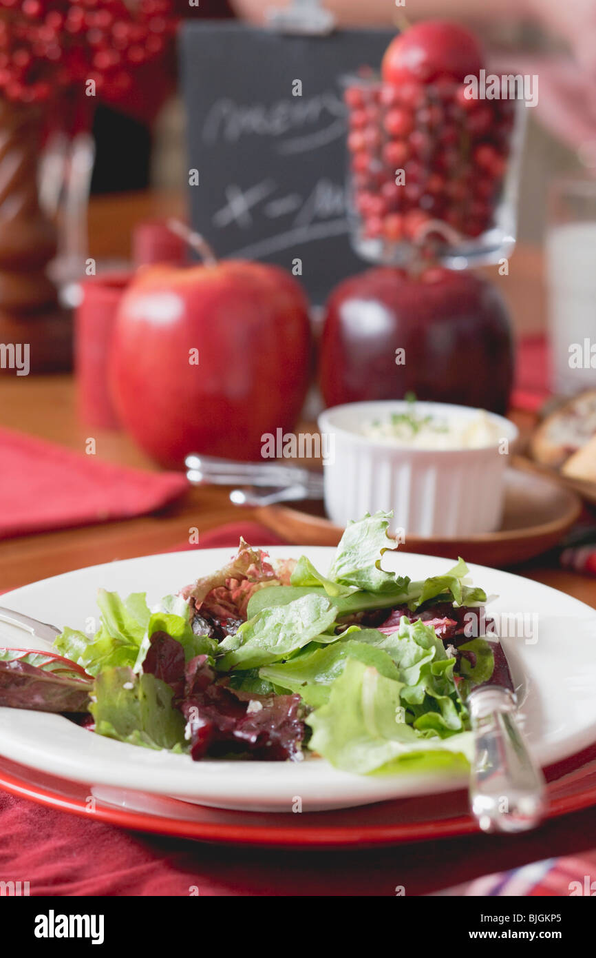 Grüner Salat auf Weihnachtstisch- Stockfoto