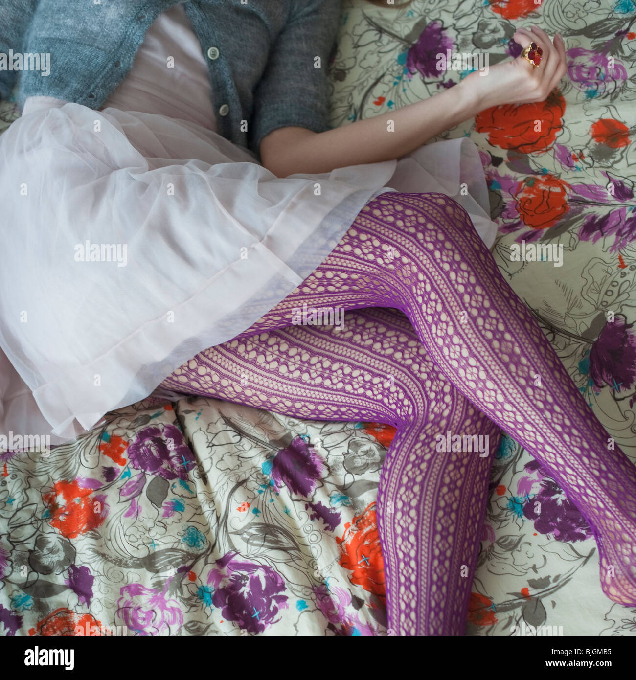 Lila Strumpfhosen auf Frauenbeine Stockfoto
