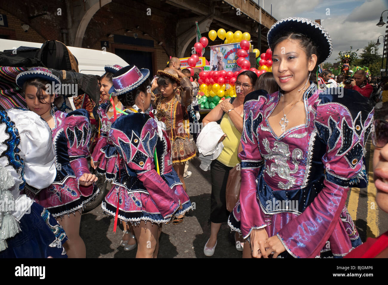 Tänzer in Tracht für Carnaval del Pueblo Prozession, Southwark Stockfoto