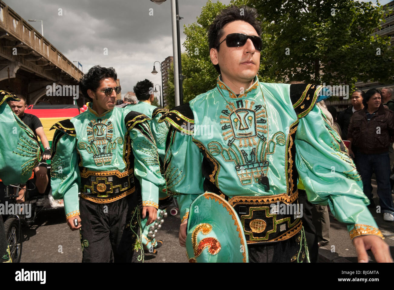 Tänzer in Tracht am Beginn der Carnaval del Pueblo Prozession, Southwark Stockfoto