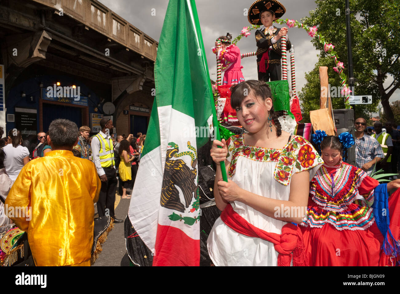 Immer bereit für den Beginn der Prozession Carnaval del Pueblo, Southwark Stockfoto