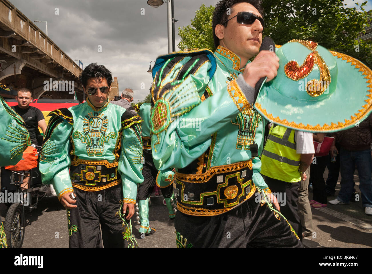 Tänzer in Tracht am Beginn der Carnaval del Pueblo Prozession, Southwark Stockfoto