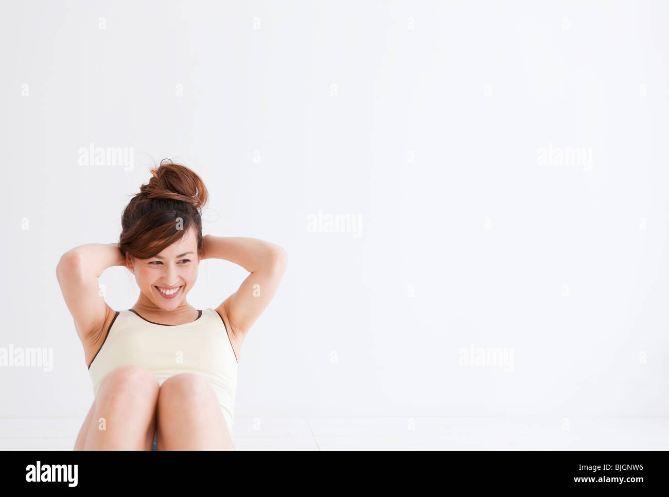 Frau tut Sit Ups Stockfoto