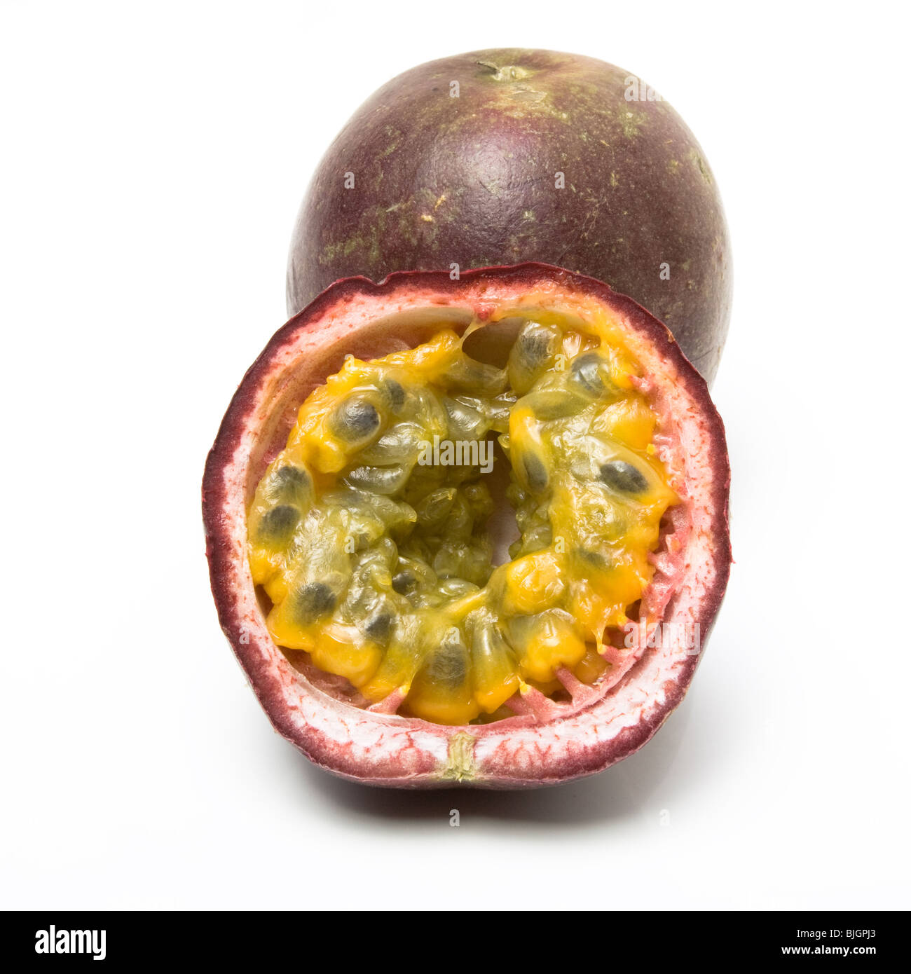 Passionsfrucht/Maracuja eine geschnittene isolierten Agaginst weißen Hintergrund. Stockfoto