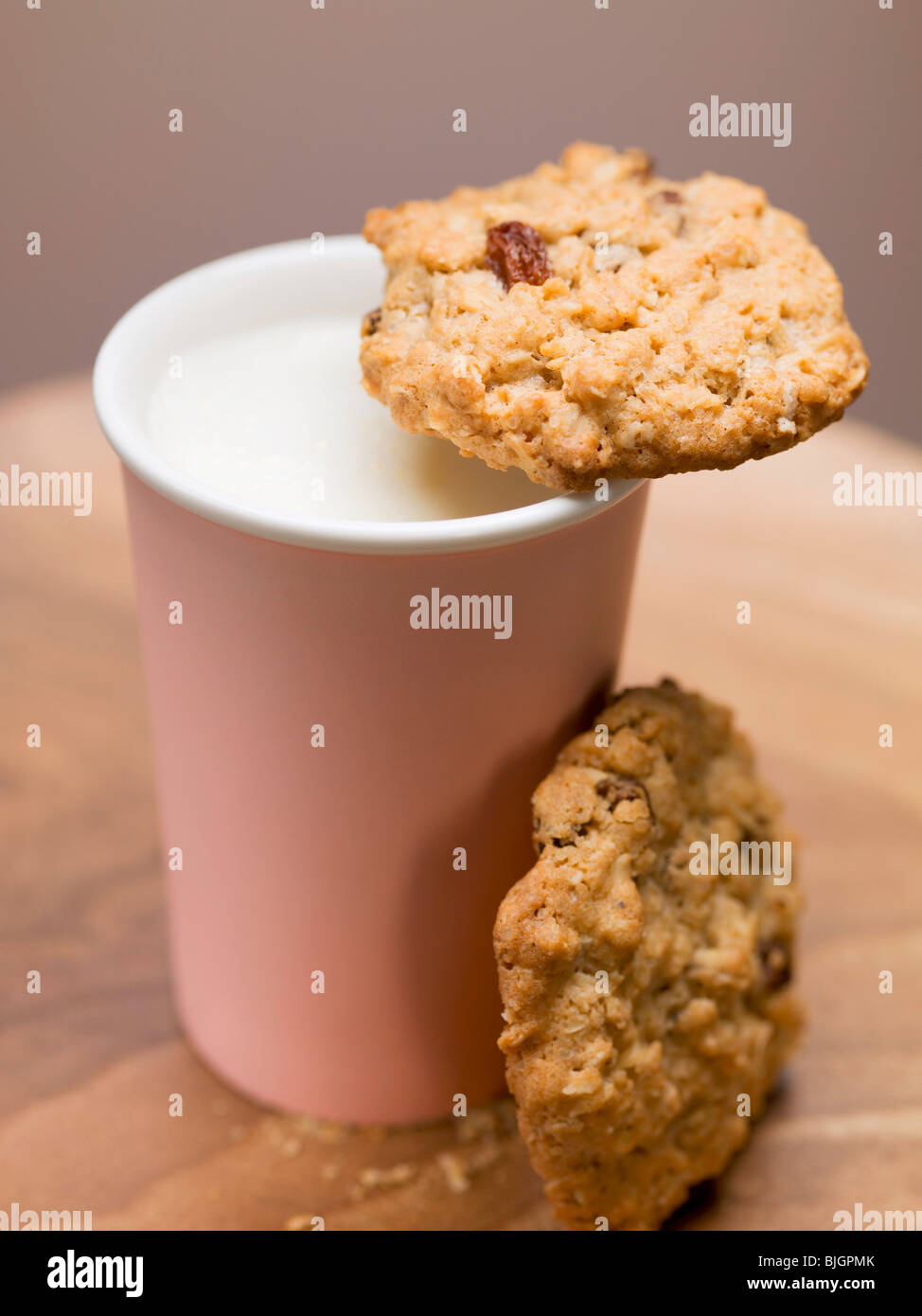 Zwei Cookies und Becher Milch- Stockfoto