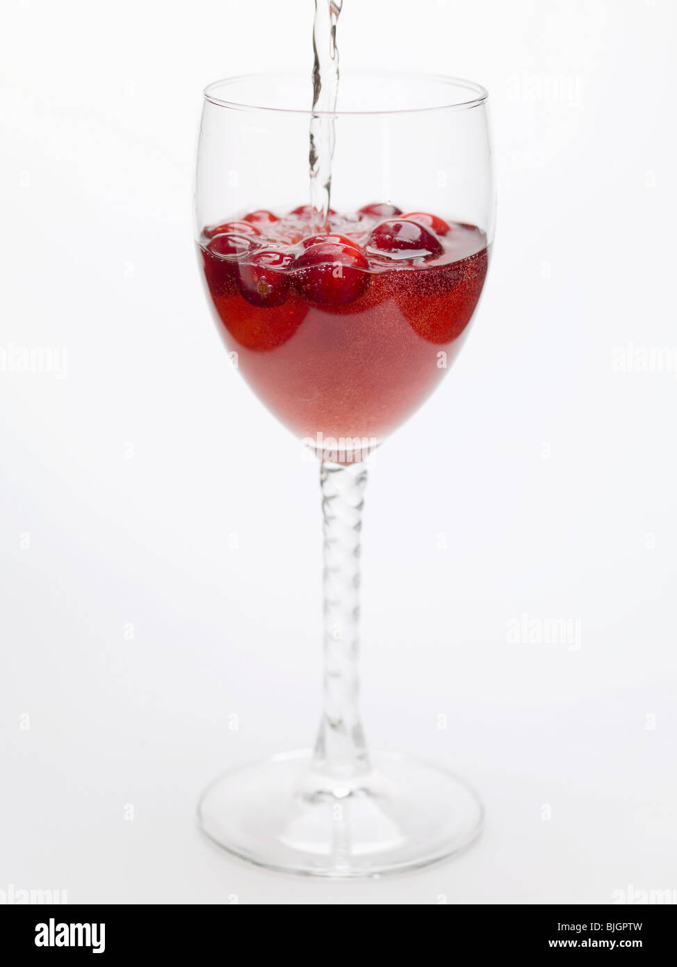 Hinzufügen von Wasser zu Cranberry trinken- Stockfoto