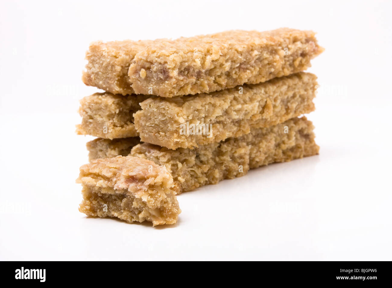 Flapjack Hafer Keks Kuchen Stack auf weißen Hintergrund isoliert. Stockfoto