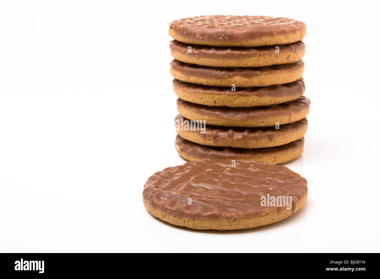 Stapel von Schokolade Verdauungs-Kekse auf weißen Hintergrund isoliert. Stockfoto