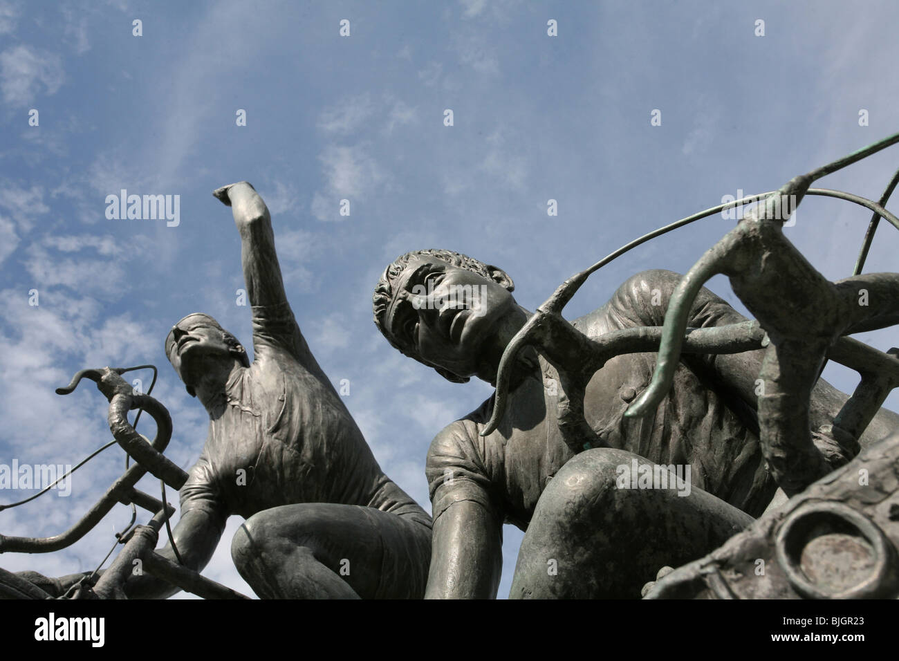 Bild von zwei Bronzestatuen von Radfahrern, Sieg und Niederlage bedeuten. Gedenkstätten für berühmten italienischen Radfahrer, Toskana, Italien. Stockfoto
