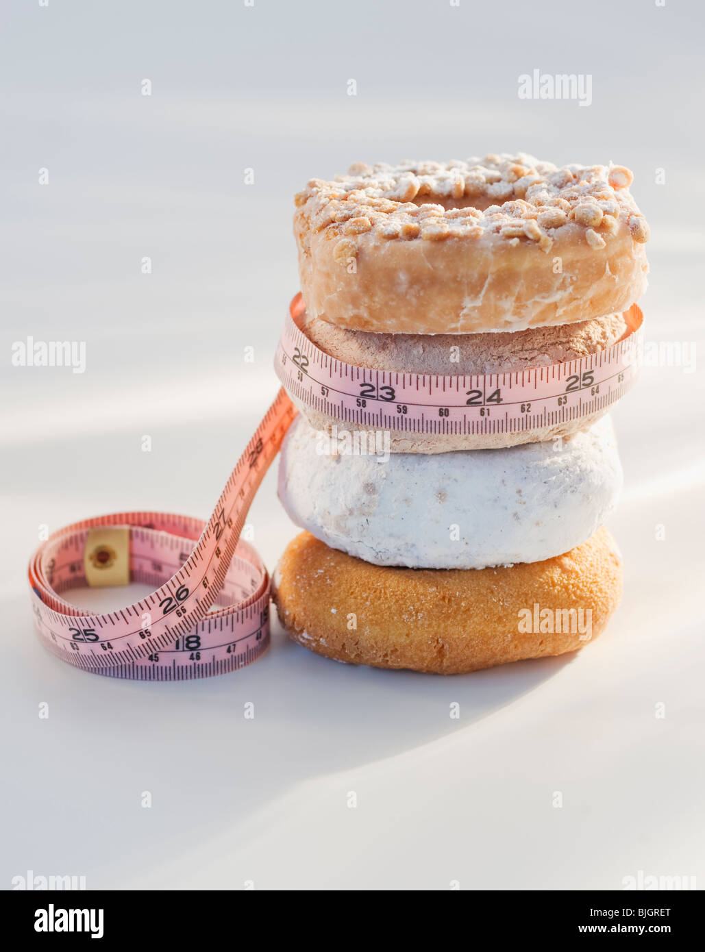 Donuts und Maßband Stockfoto