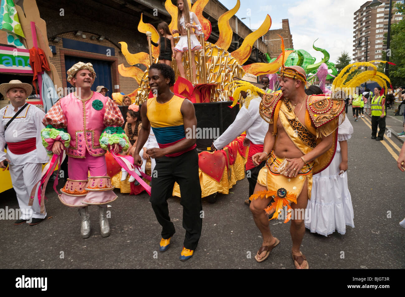 Tänzer und Schwimmer am Beginn der Carnaval del Pueblo Prozession, Southwark Stockfoto