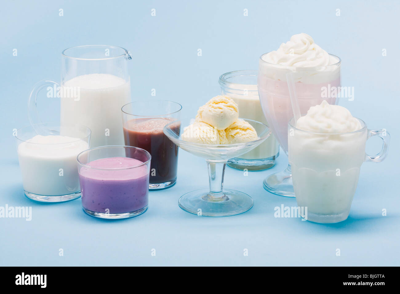 Verschiedene Milchshakes, Smoothies, Eis und Milch- Stockfoto