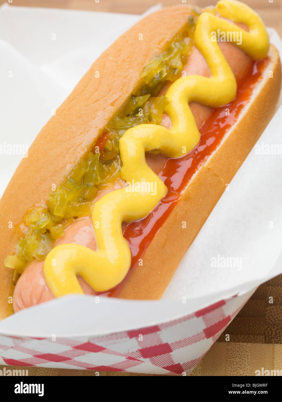 Einen Hot Dog mit Senf, Zwiebel-Relish und Ketchup- Stockfoto