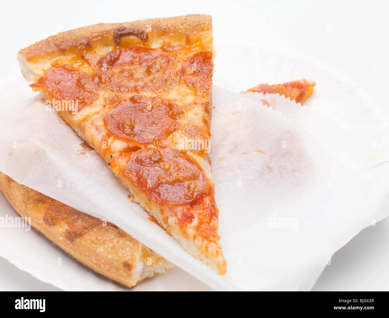 Zwei Scheiben Salami Pizza- Stockfoto