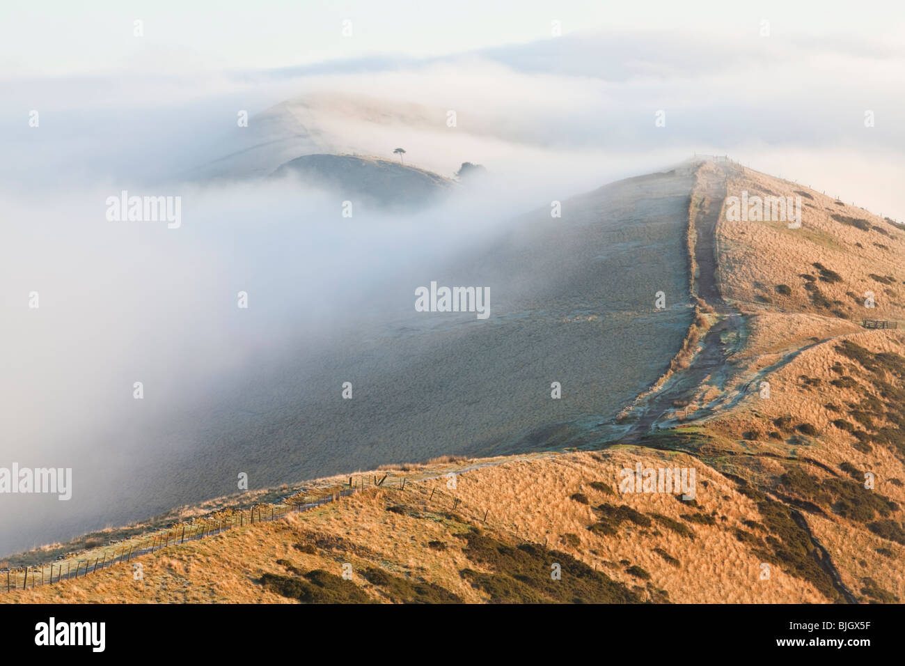 Niedrige Wolken & Nebel rollt über die große Ridge, lose Hill & wieder Tor im Peak District National Park als erster Licht leuchtet Stockfoto