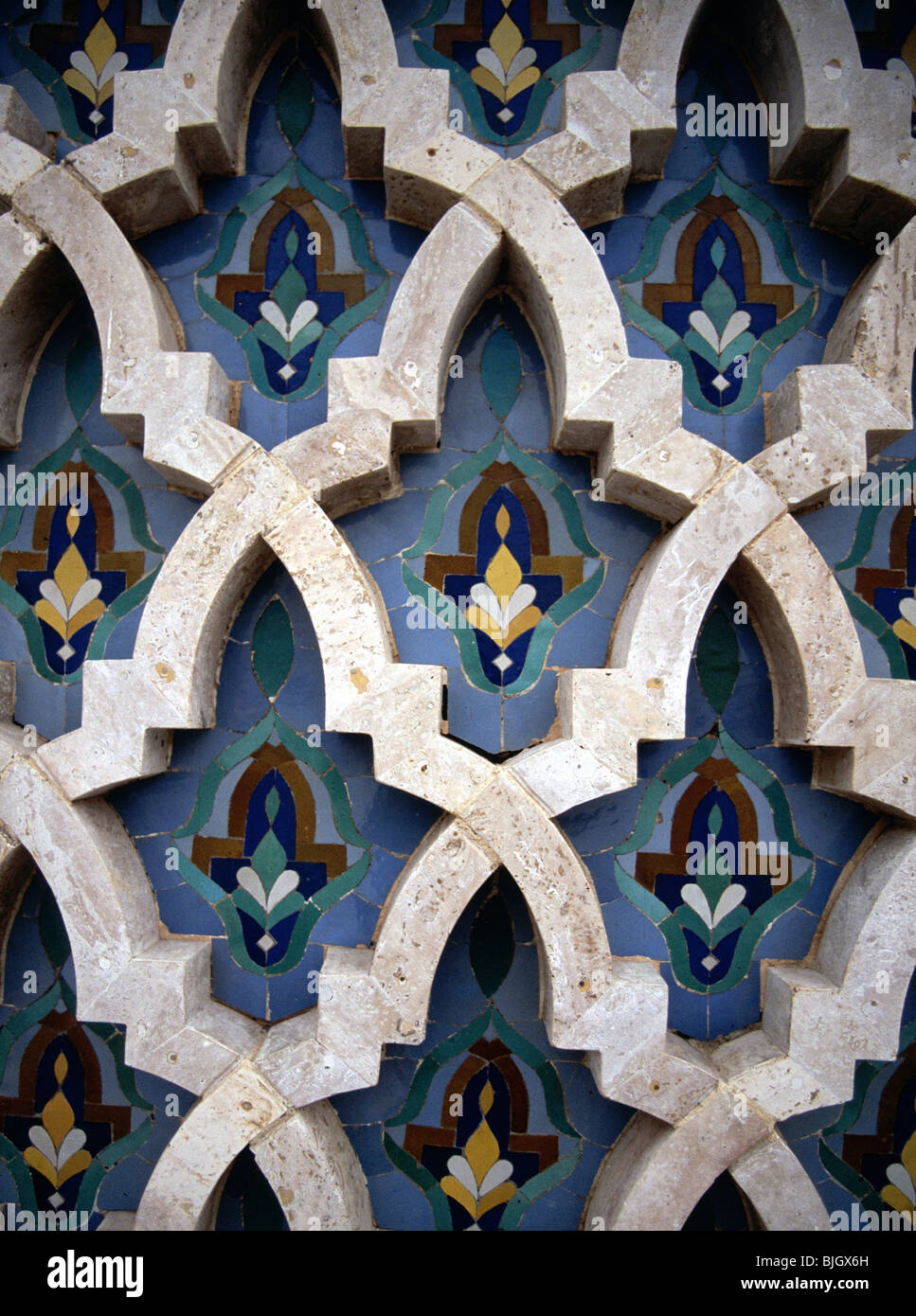 Regelklappe aus Marmor geschnitten Formen für dekorative Wandfliesen, Rabat, Marokko. Stockfoto