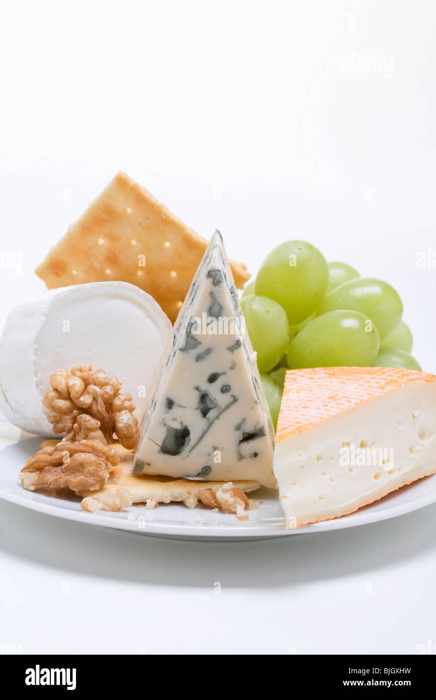 Käseplatte mit Crackern, Nüssen und Trauben- Stockfoto