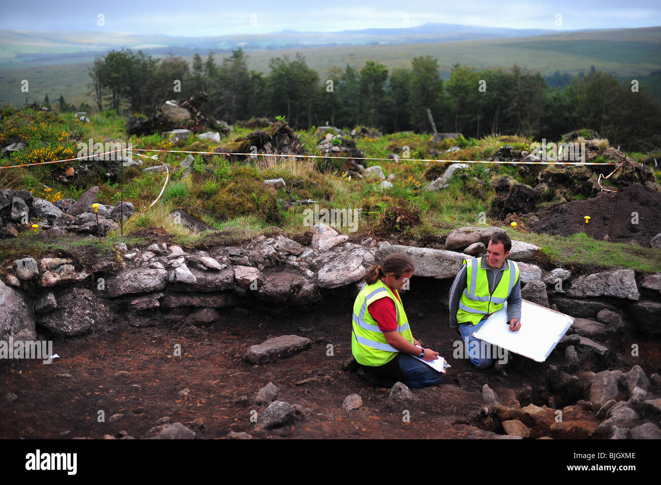 Der archäologische Roundhouse-Website unter Bellever, Dartmoor, die von Dartmoor Nationalpark untersucht werden Stockfoto