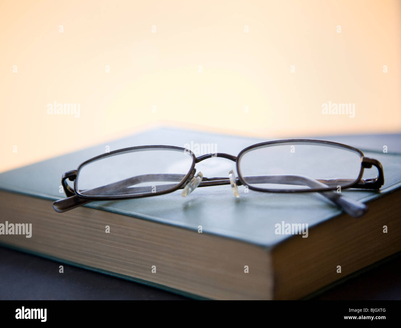Brille an einem Buch Stockfoto