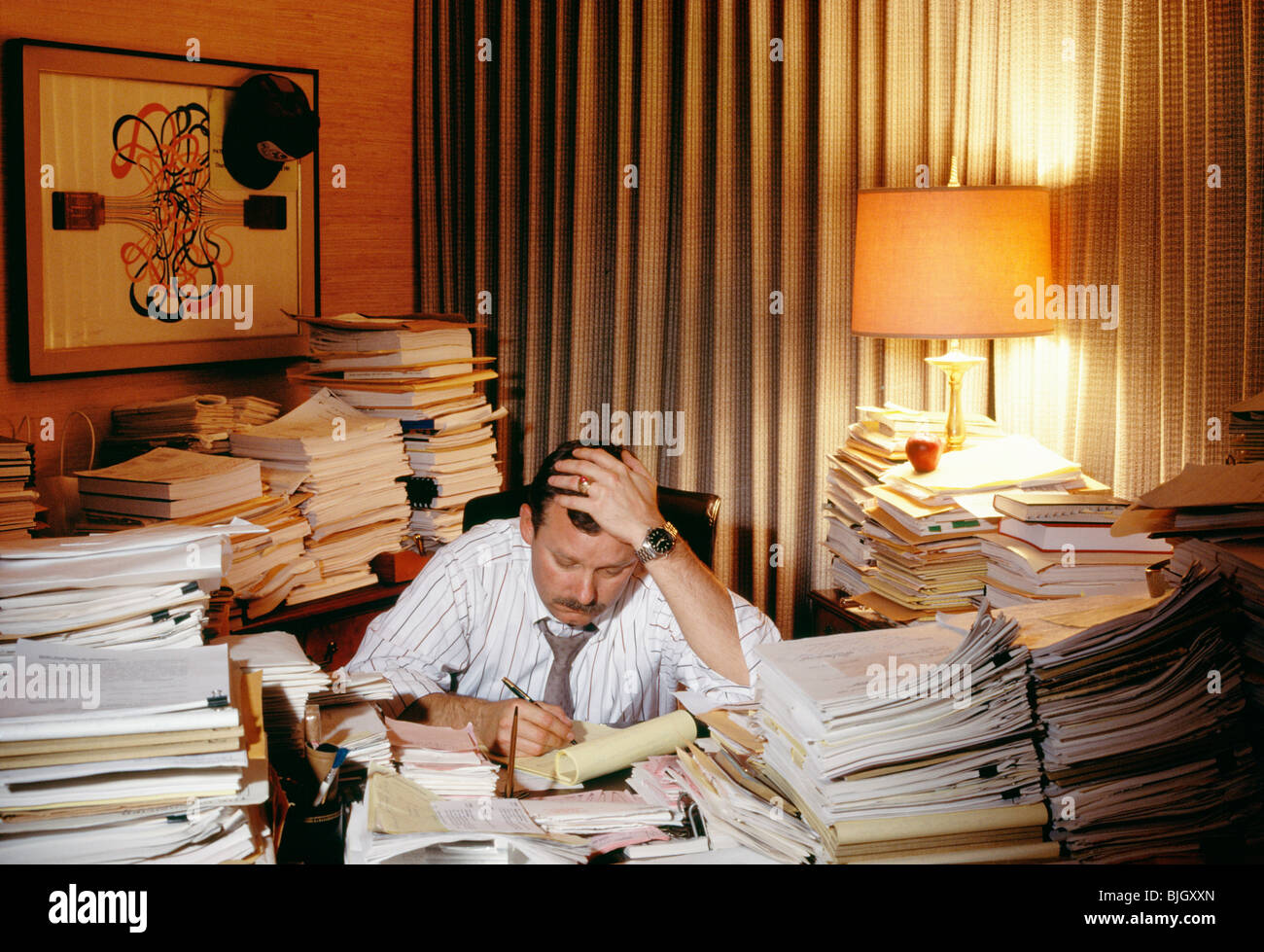 Überarbeiteten Mann am Schreibtisch Stockfoto