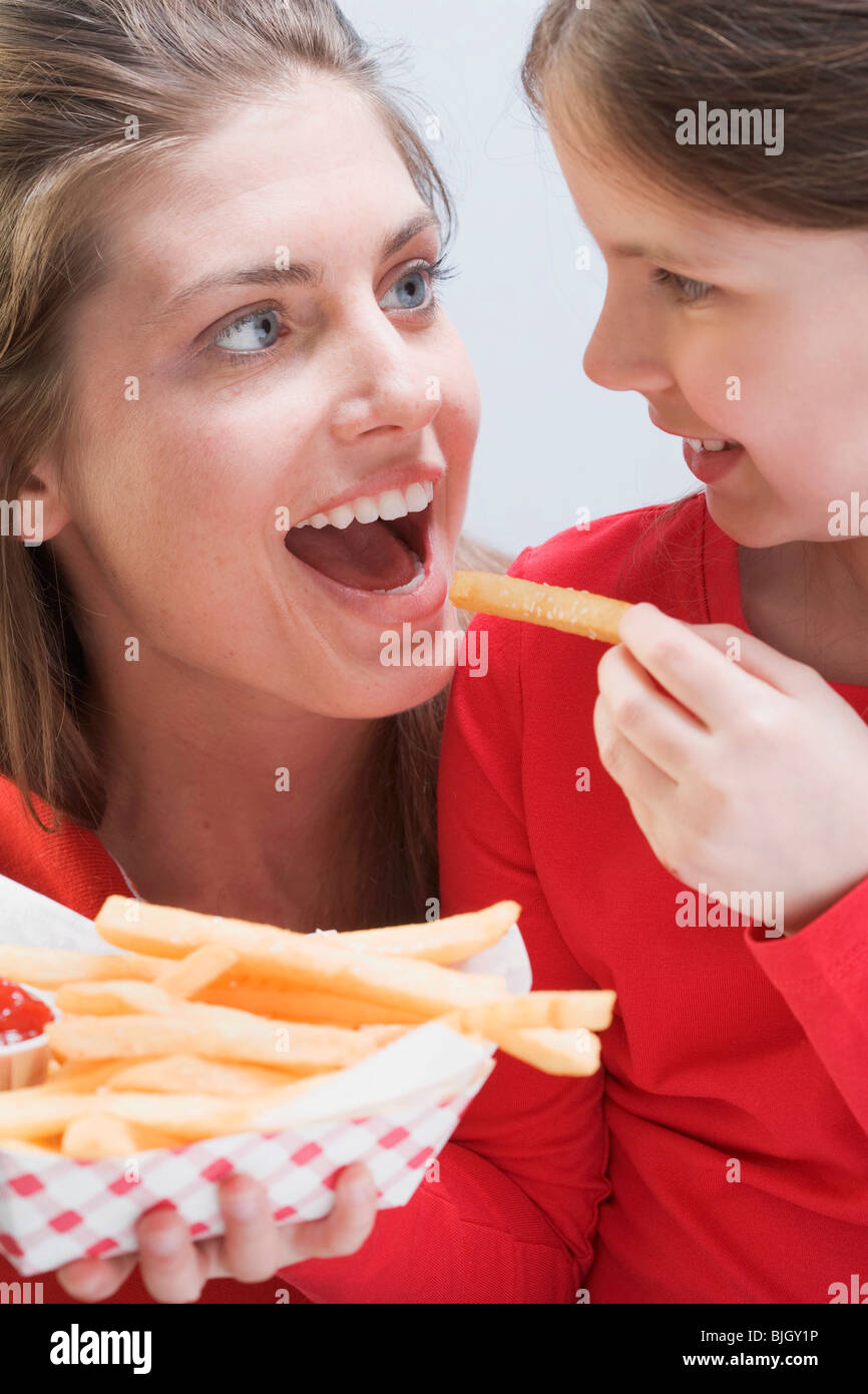 Junge Frau Und Mädchen Essen Chips Zusammen Stockfotografie Alamy 