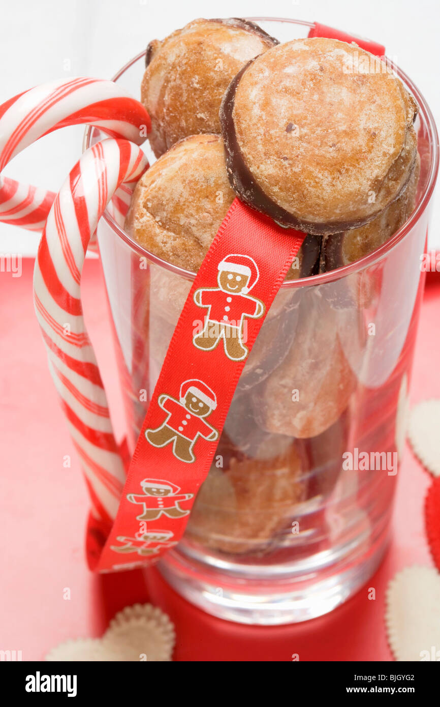 Lebkuchen und Candy Canes (Weihnachten)- Stockfoto