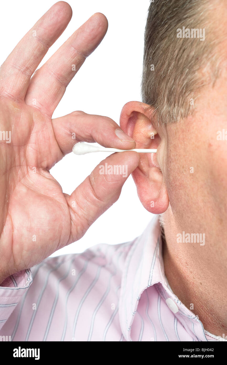 Ein Mann reinigt sein Ohr mit einem Wattestäbchen für gute Hygiene. Stockfoto