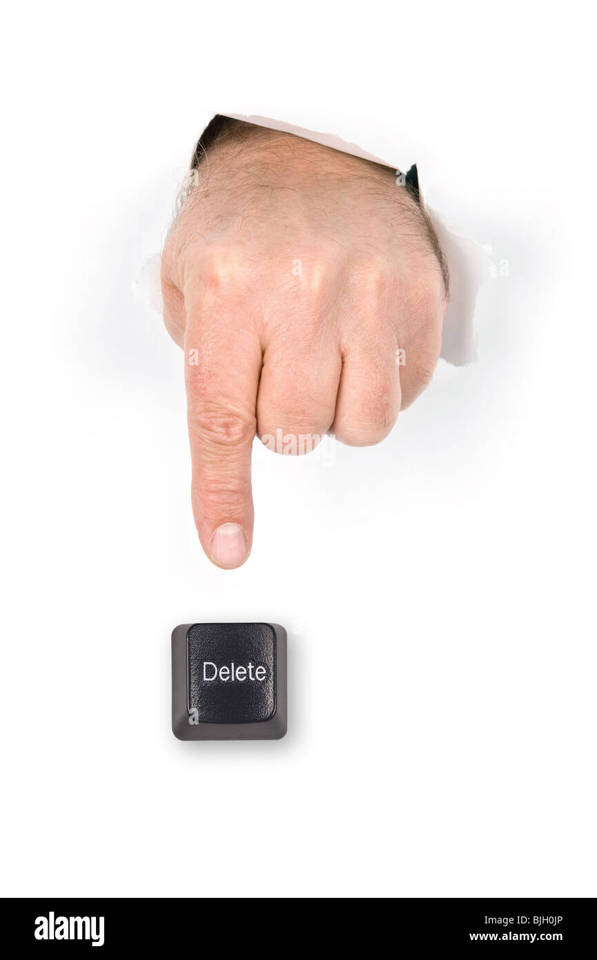 Eine Hand mit Zeigefinger verlängert Pokes durch zerrissenes Papier bereitet sich auf die Entf-Taste drücken. Stockfoto
