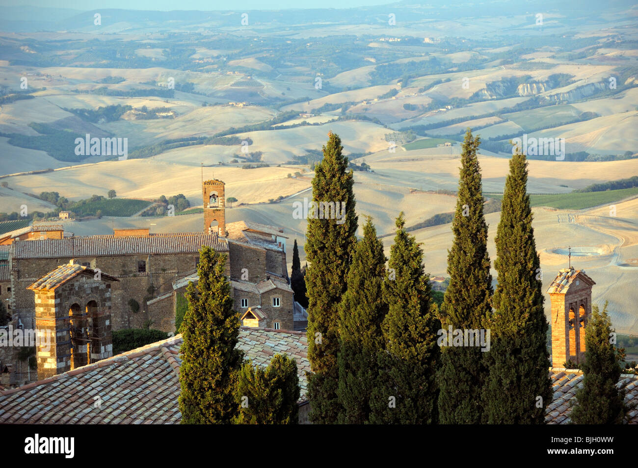 Montalcino, antiken Hügel Stadt Heimat des Brunello di Montalcino Wein. Blick Nordosten über Val D'Orcia Landschaft. Toskana, Italien Stockfoto