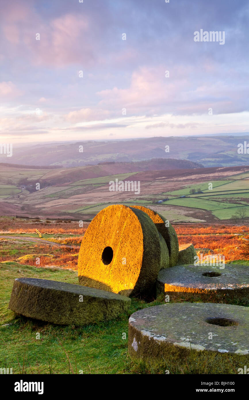 Verlassene Mühlsteine unter Stanage Edge an der ersten Ampel in der Peak District National Park Stockfoto