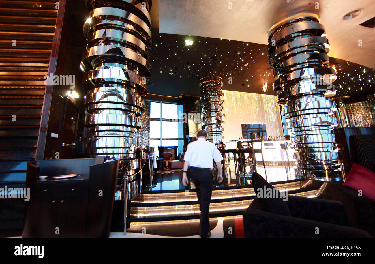 Ein Hotelgast in der Neos Lounge des the Address Hotel, Dubai, Vereinigte Arabische Emirate Stockfoto