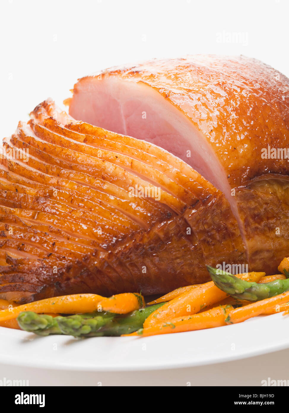 Glasierter Braten Schinken mit Karotten und Spargel- Stockfoto