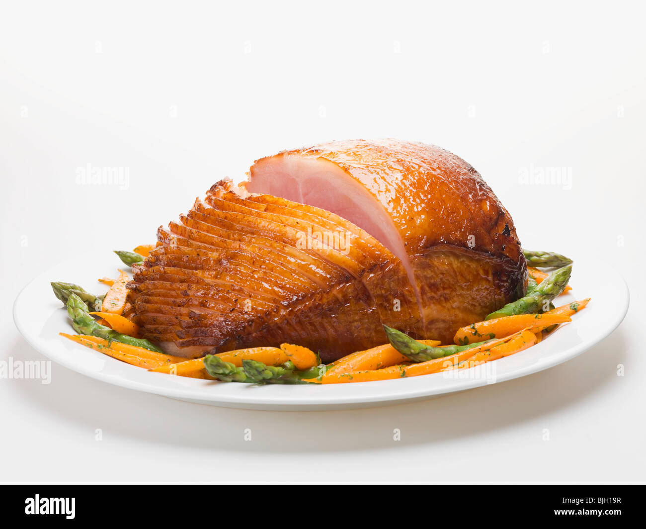 Glasierter Braten Schinken mit Karotten und Spargel- Stockfoto