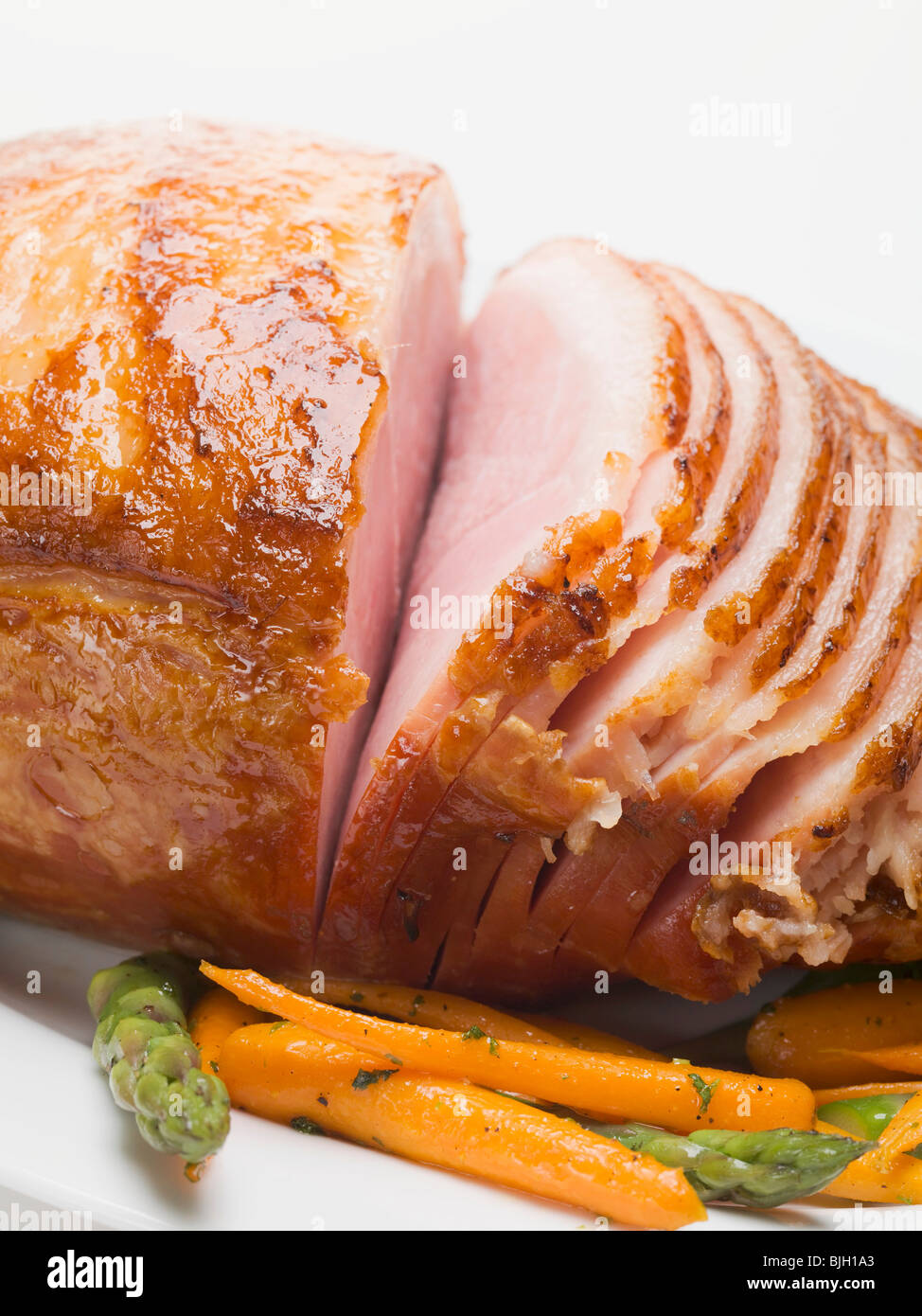 Glasierter Braten Schinken mit Karotten und Spargel- Stockfoto