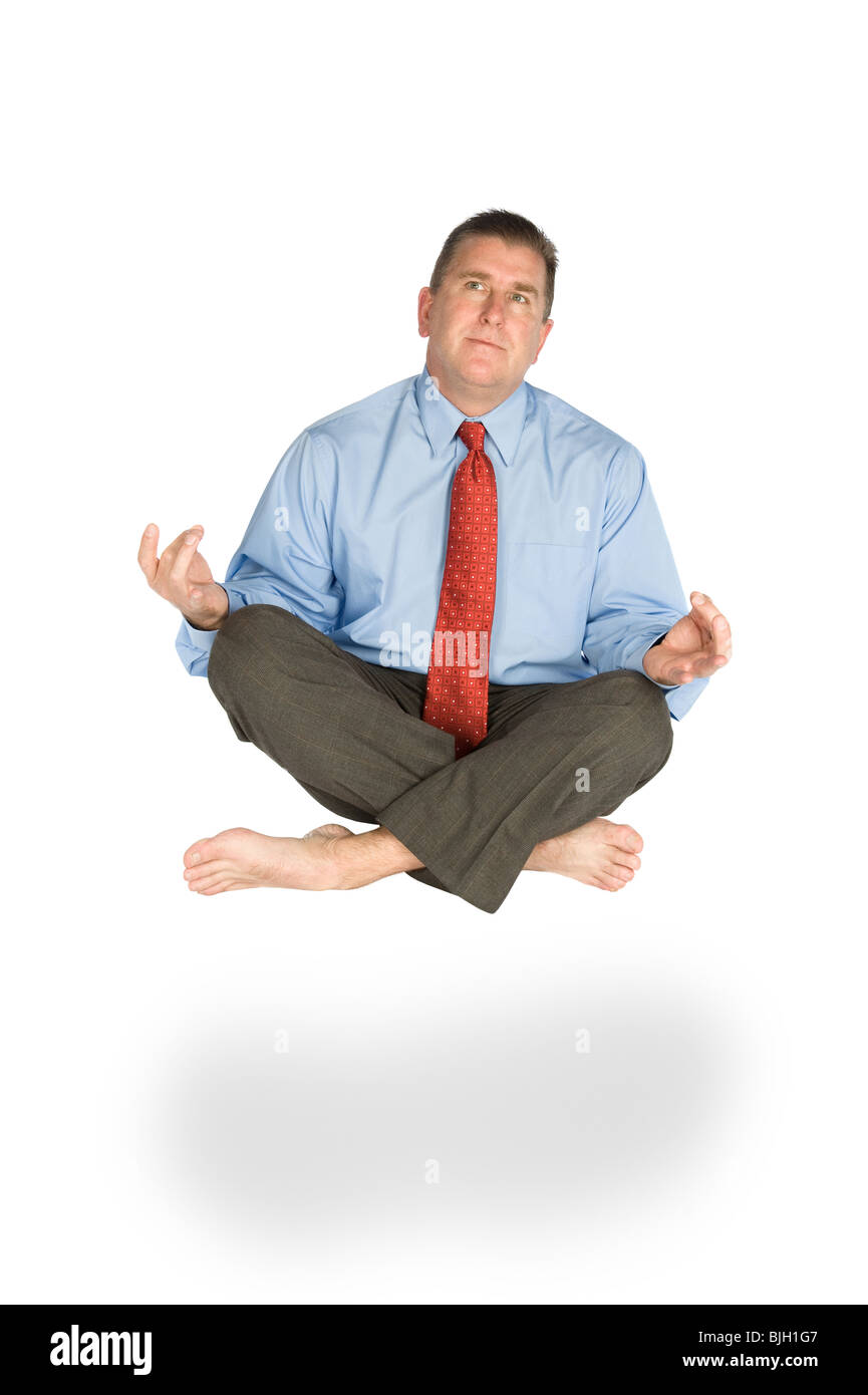 Ein Mann meditiert und gleitet mühelos beim Grübeln Leben. Stockfoto