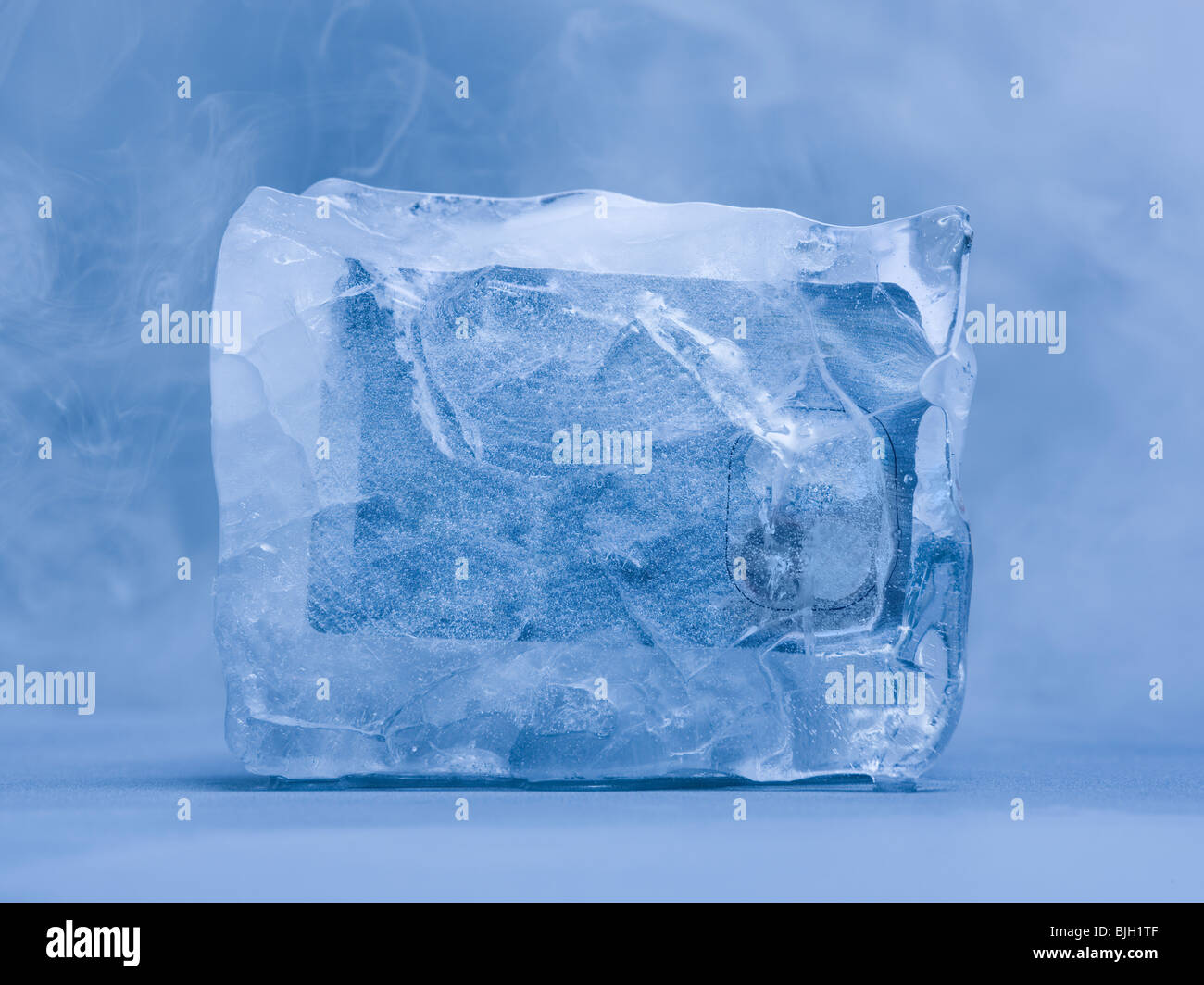 Kreditkarte in Eis eingefroren Stockfoto